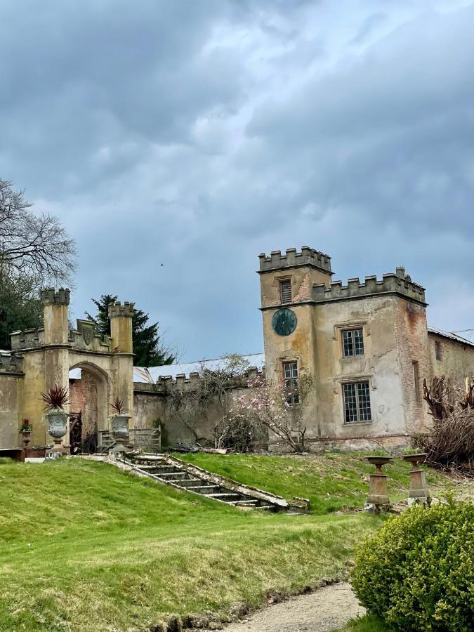 Llanerchydol Hall Suites เวลช์พูล ภายนอก รูปภาพ