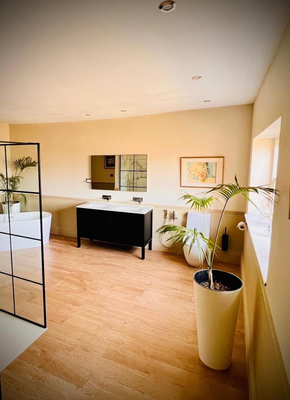 Llanerchydol Hall Suites เวลช์พูล ภายนอก รูปภาพ